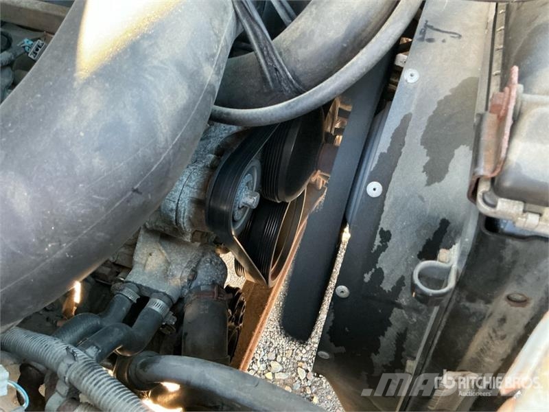 Isuzu NPR 貨箱式卡車