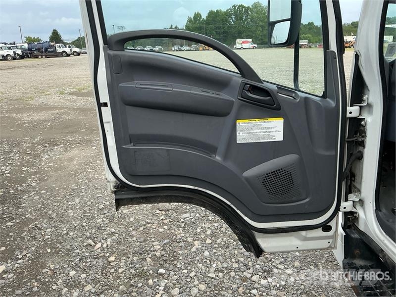 Isuzu NPR Camiones caja cerrada