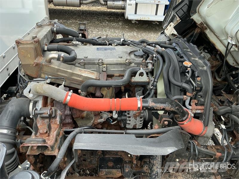 Isuzu NPR Camiones caja cerrada