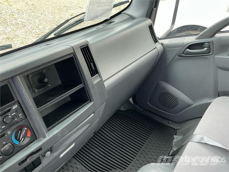 Isuzu NPR Camiones caja cerrada
