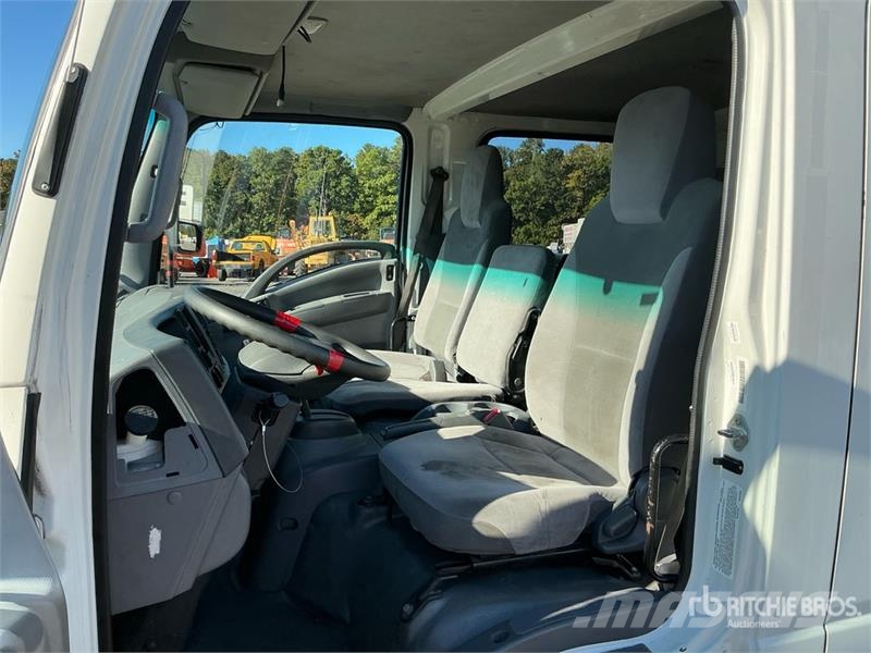Isuzu NPR 貨箱式卡車