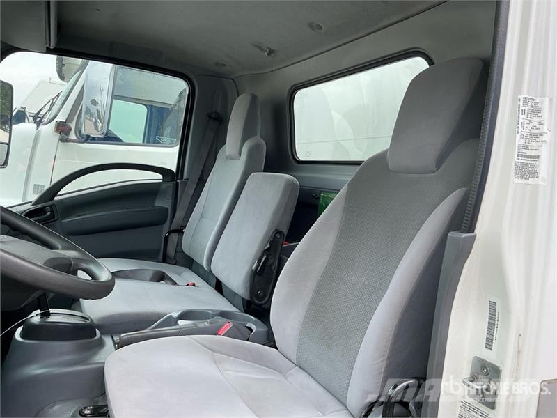 Isuzu NPR Camiones caja cerrada