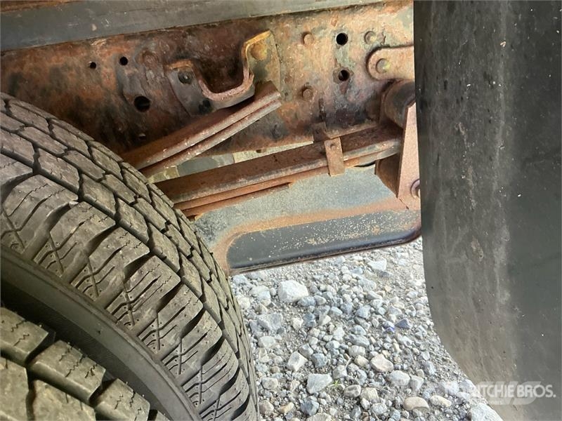 Isuzu NPR Camiones caja cerrada