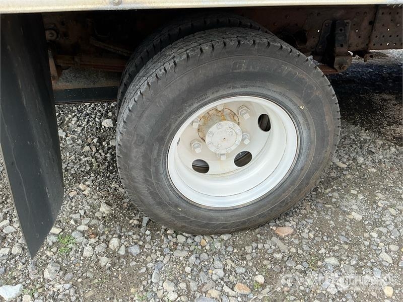 Isuzu NPR Camiones caja cerrada