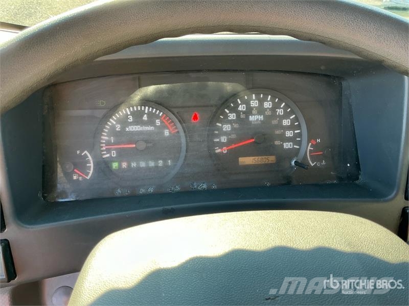 Isuzu NPR 貨箱式卡車