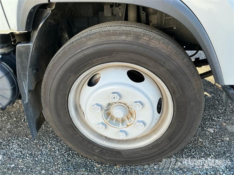 Isuzu NPR 貨箱式卡車