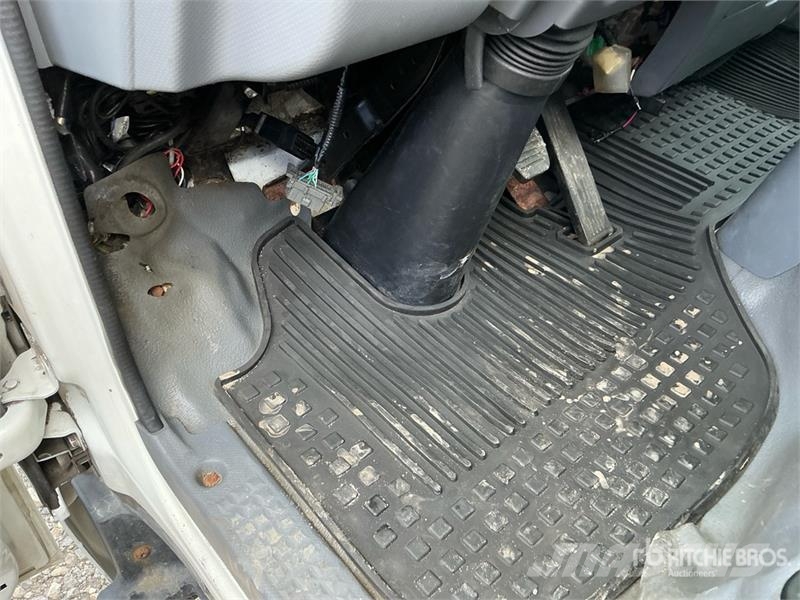 Isuzu NPR Camiones caja cerrada