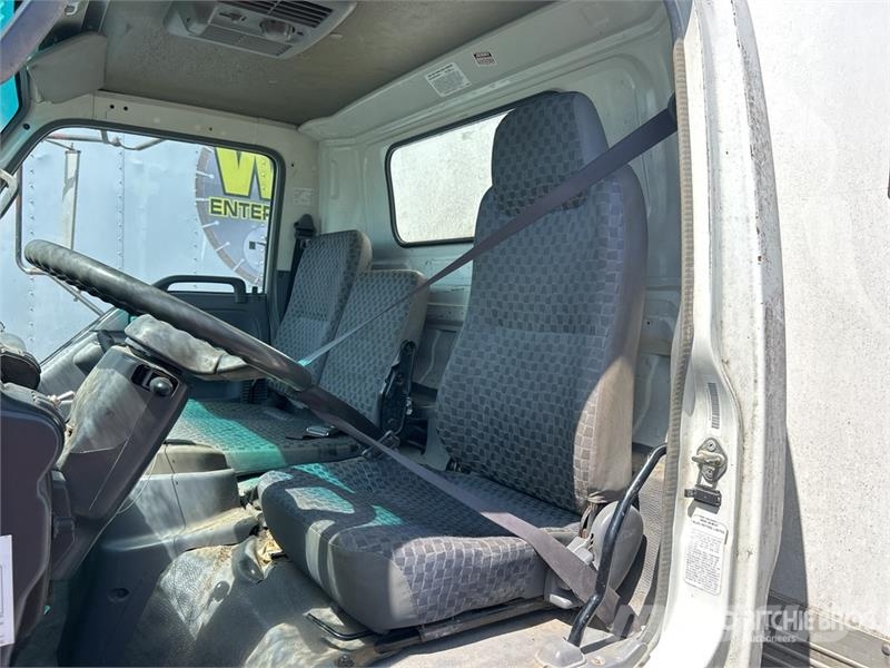 Isuzu NPR Bakwagens met gesloten opbouw