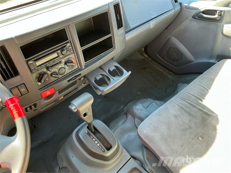 Isuzu NPR 貨箱式卡車