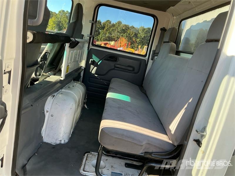 Isuzu NPR 貨箱式卡車