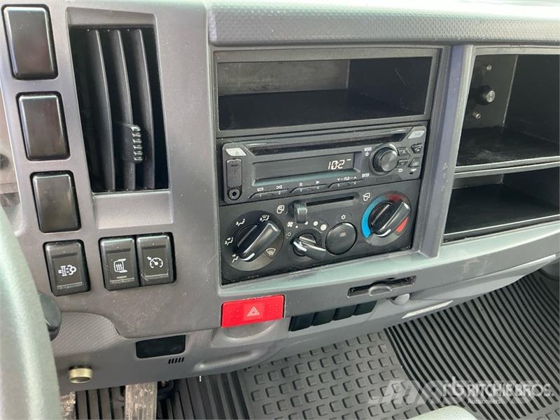 Isuzu NPR Camiones caja cerrada