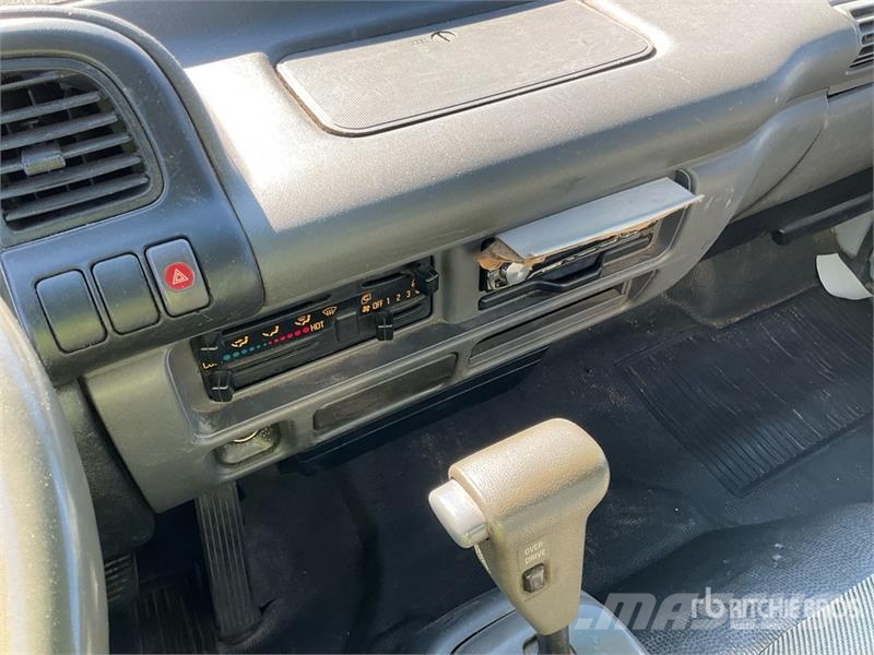 Isuzu NPR Kamioni sa otvorenim sandukom