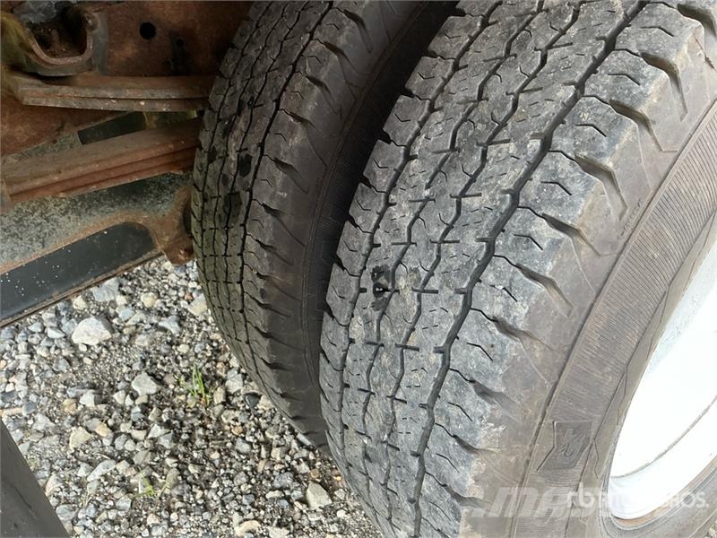 Isuzu NPR Camiones caja cerrada