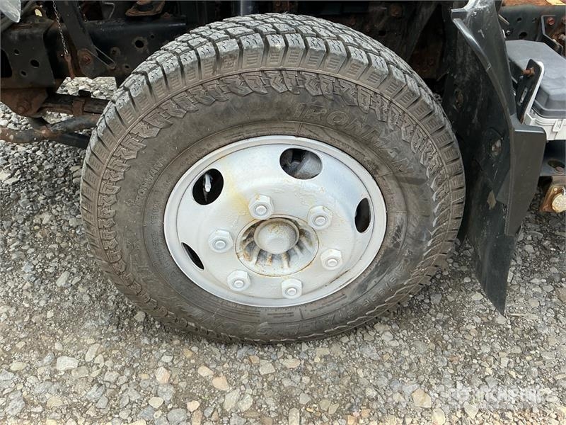 Isuzu NPR Camiones caja cerrada