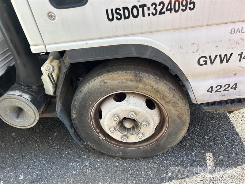 Isuzu NPR Bakwagens met gesloten opbouw