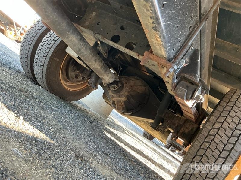 Isuzu NPR 貨箱式卡車