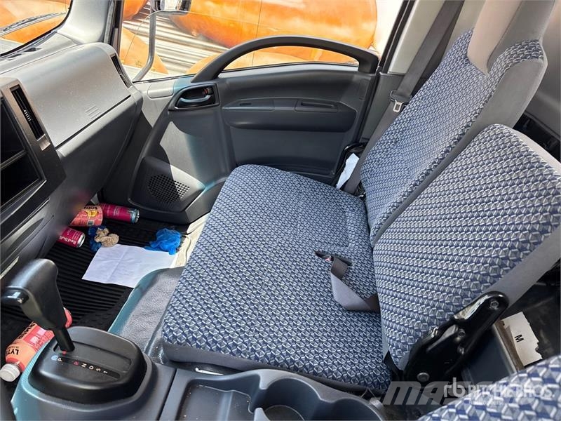 Isuzu NPR Caminhões com temperatura controlada
