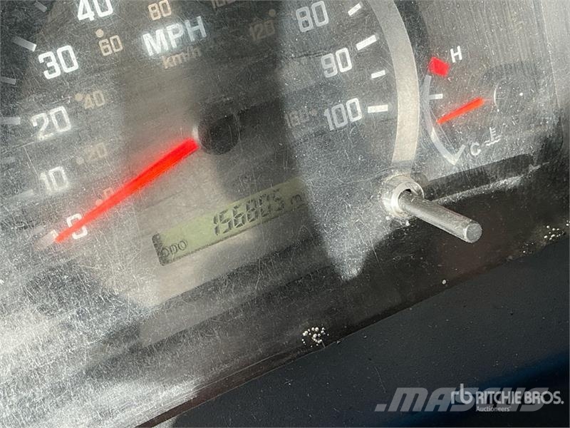 Isuzu NPR 貨箱式卡車