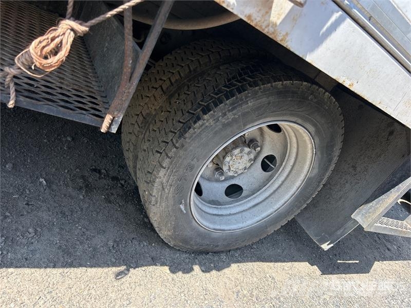 Isuzu NPR Bakwagens met gesloten opbouw