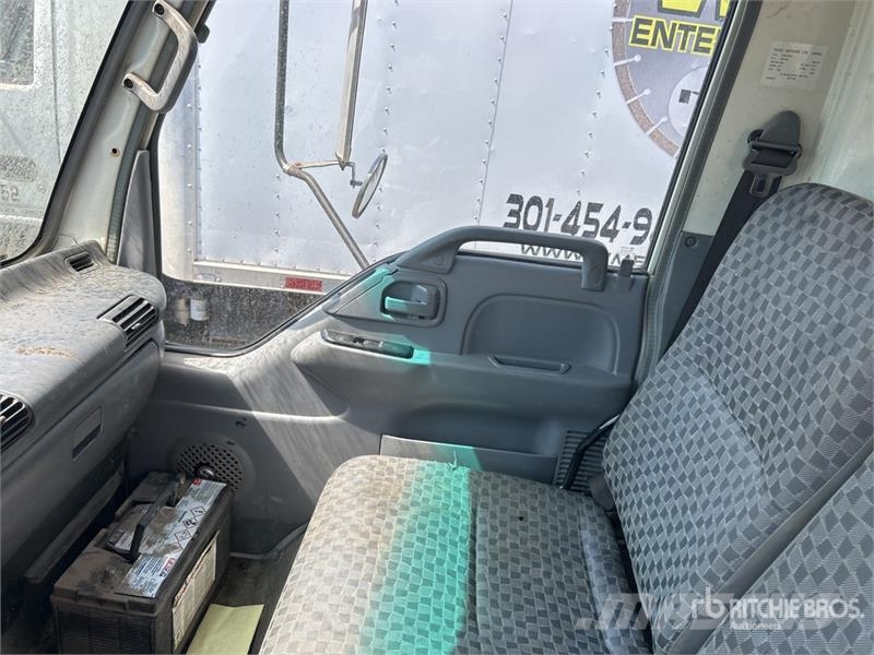 Isuzu NPR Bakwagens met gesloten opbouw