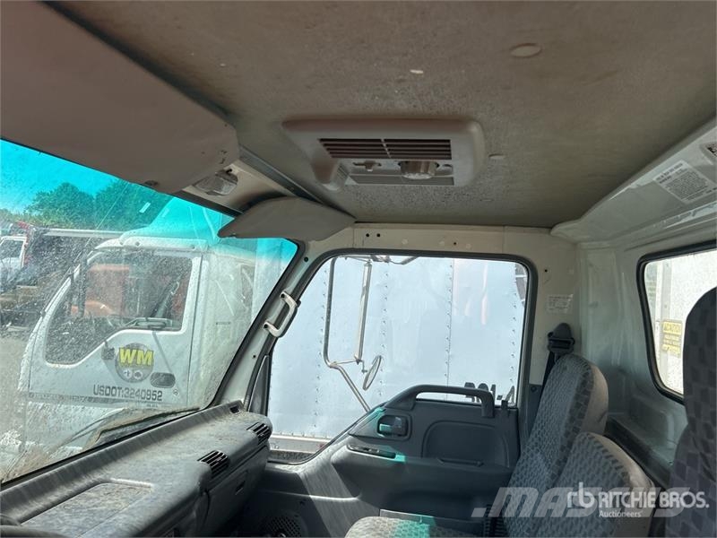 Isuzu NPR Bakwagens met gesloten opbouw