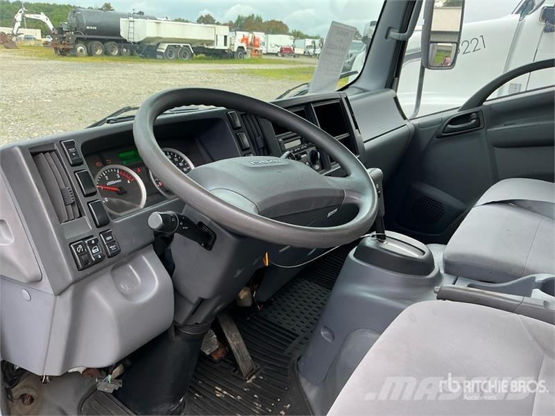 Isuzu NPR Camiones caja cerrada