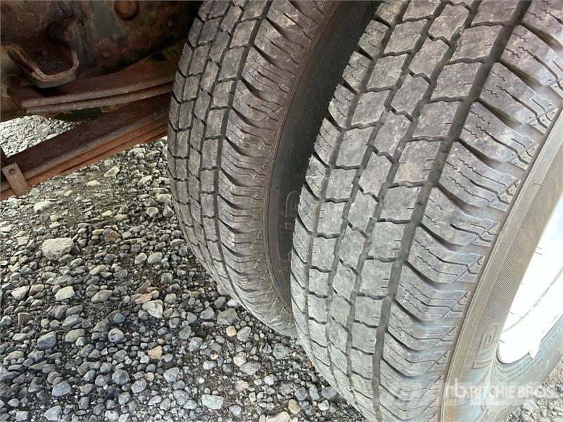 Isuzu NPR Camiones caja cerrada