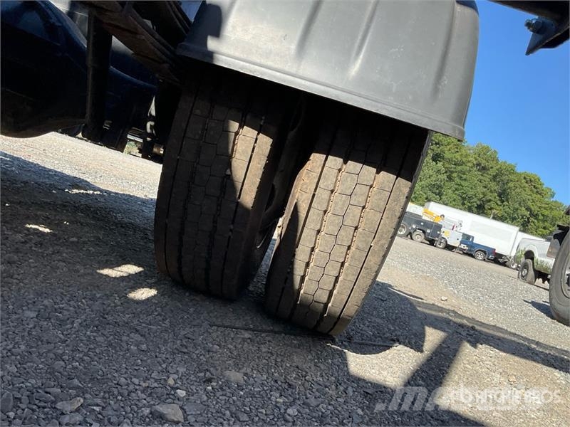 Isuzu NQR 4x2 Crew Cab Hooklift Truck Rol kiper kamioni s kukama za dizanje