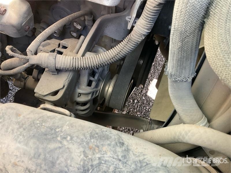 Isuzu NQR 4x2 Crew Cab Hooklift Truck Rol kiper kamioni s kukama za dizanje