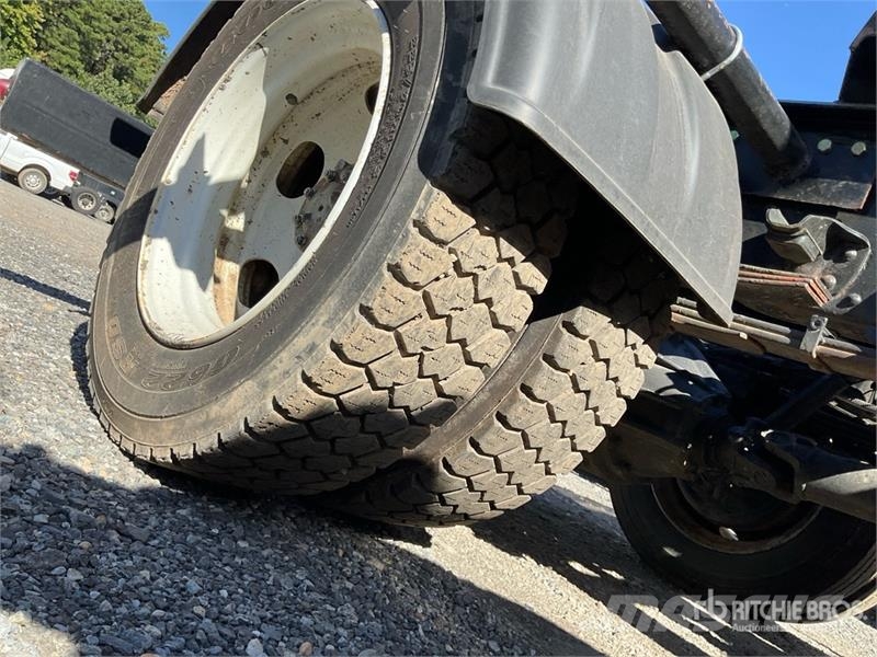 Isuzu NQR 4x2 Crew Cab Hooklift Truck Rol kiper kamioni s kukama za dizanje