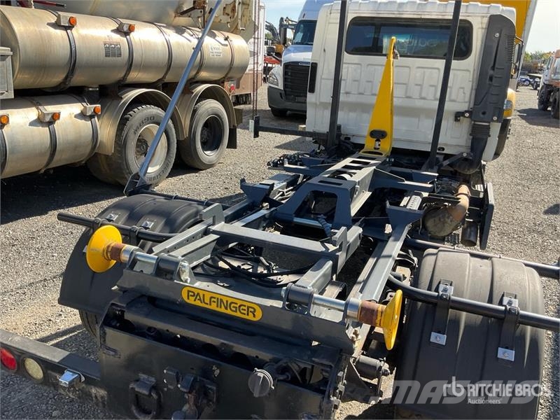 Isuzu NQR 4x2 Crew Cab Hooklift Truck Rol kiper kamioni s kukama za dizanje