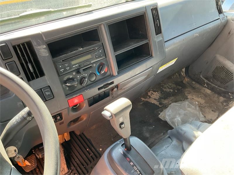 Isuzu NQR 4x2 Crew Cab Hooklift Truck Rol kiper kamioni s kukama za dizanje