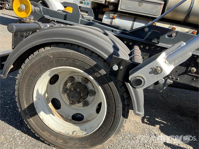 Isuzu NQR 4x2 Crew Cab Hooklift Truck Rol kiper kamioni s kukama za dizanje
