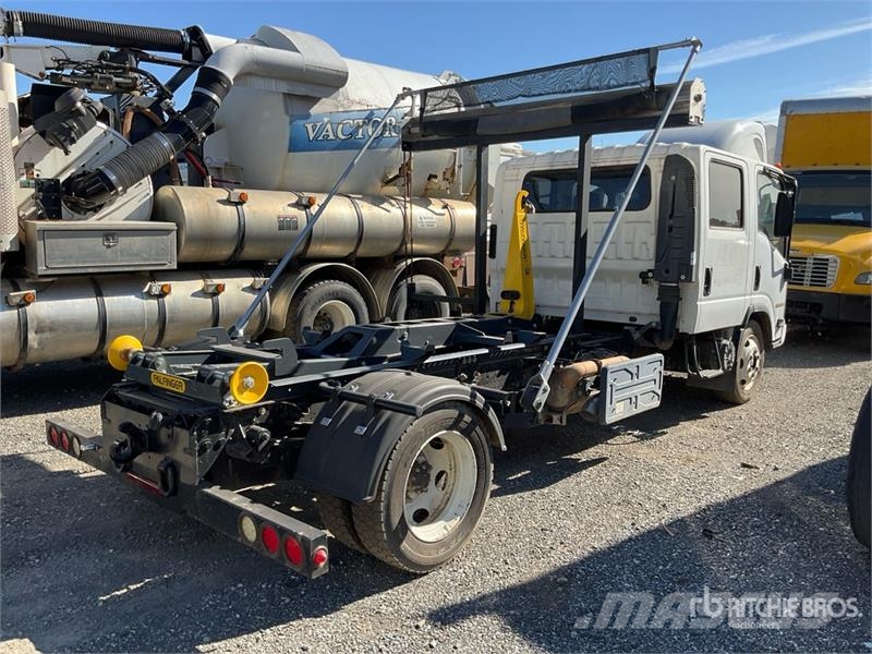 Isuzu NQR 4x2 Crew Cab Hooklift Truck Rol kiper kamioni s kukama za dizanje