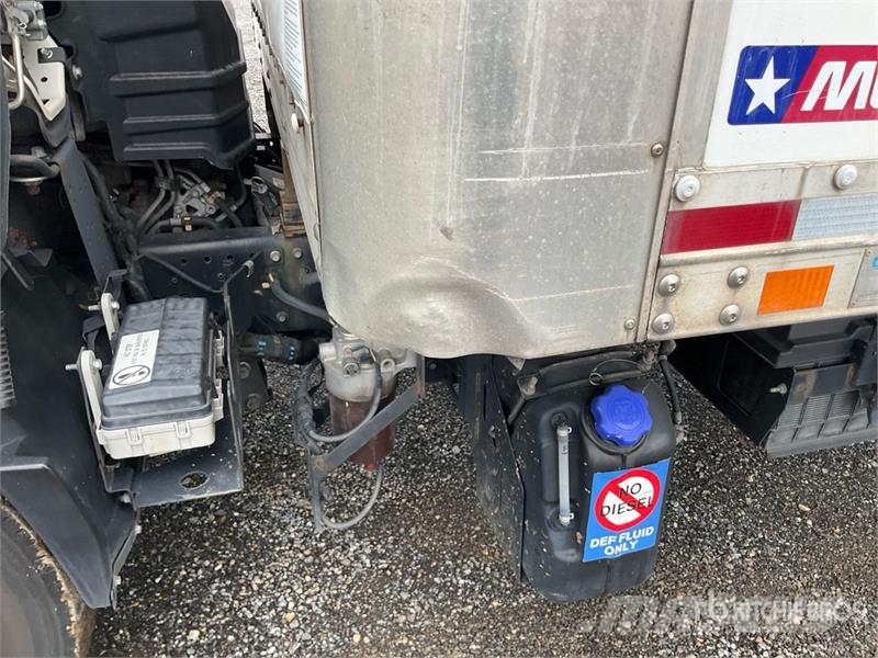 Isuzu NRR Box trucks