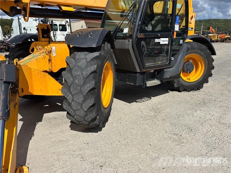 JCB 512-56 مناولات متداخلة