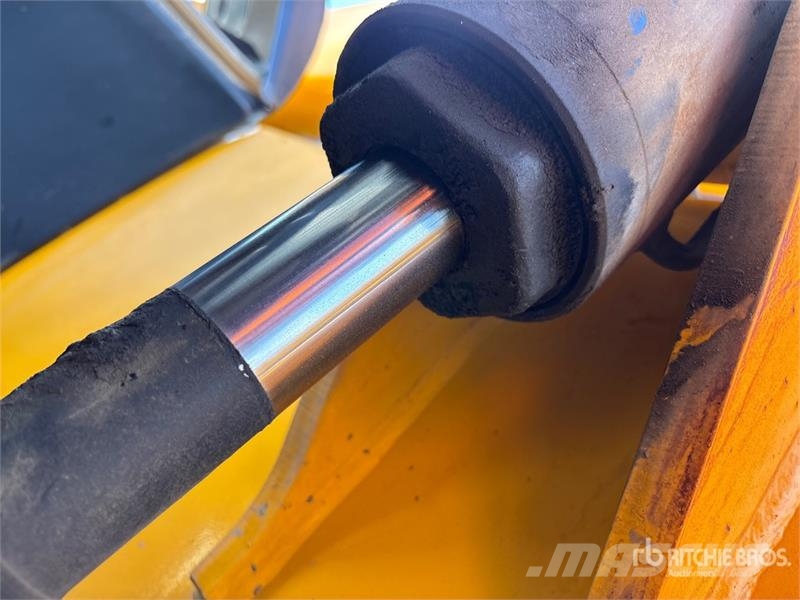 JCB 512-56 مناولات متداخلة