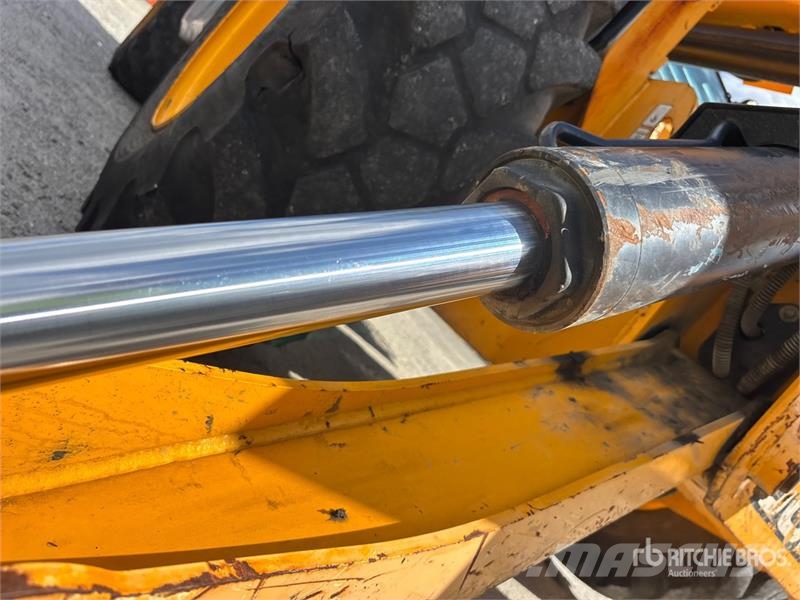 JCB 512-56 مناولات متداخلة
