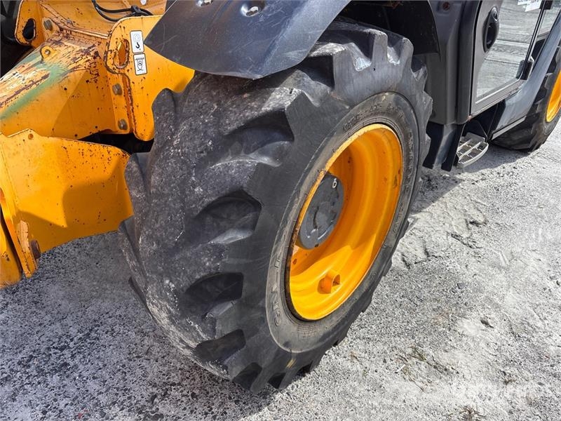JCB 512-56 مناولات متداخلة