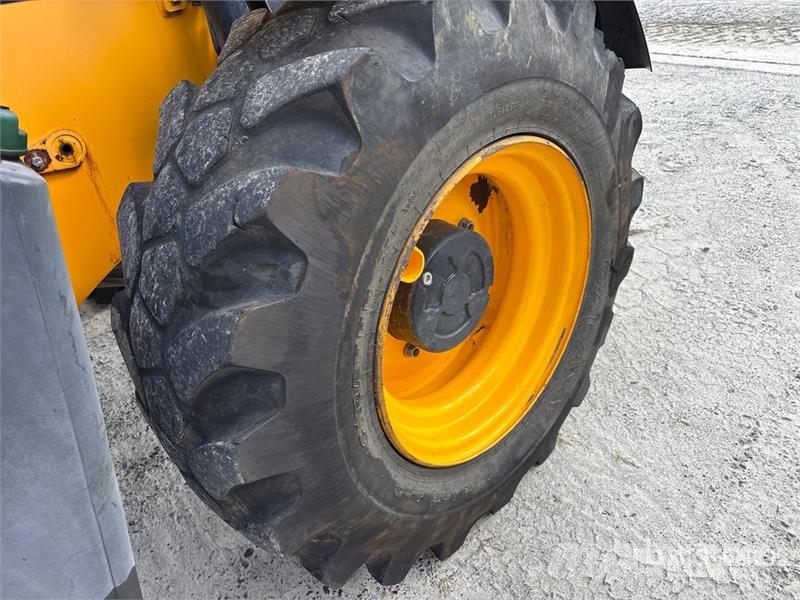 JCB 512-56 مناولات متداخلة