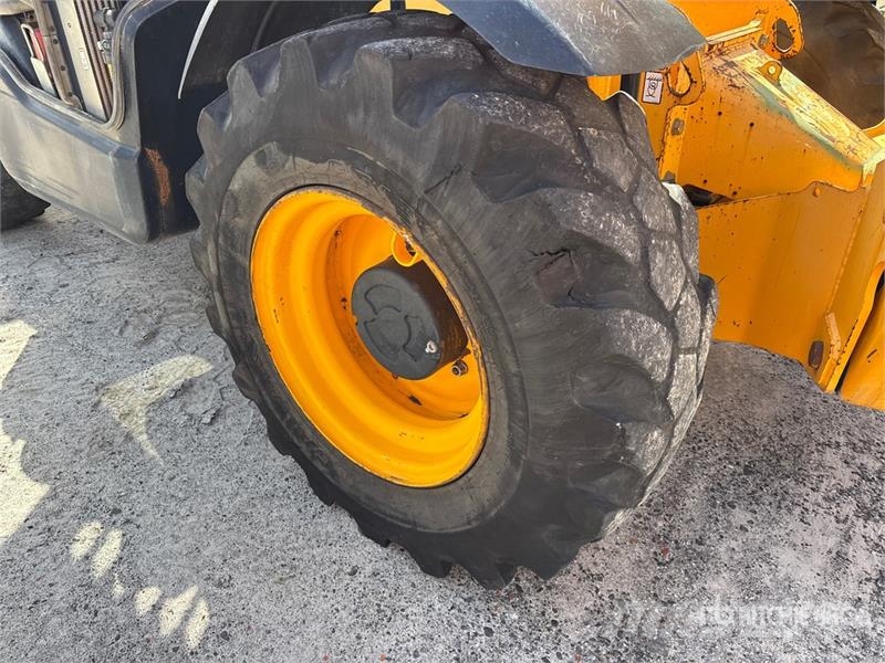 JCB 512-56 مناولات متداخلة