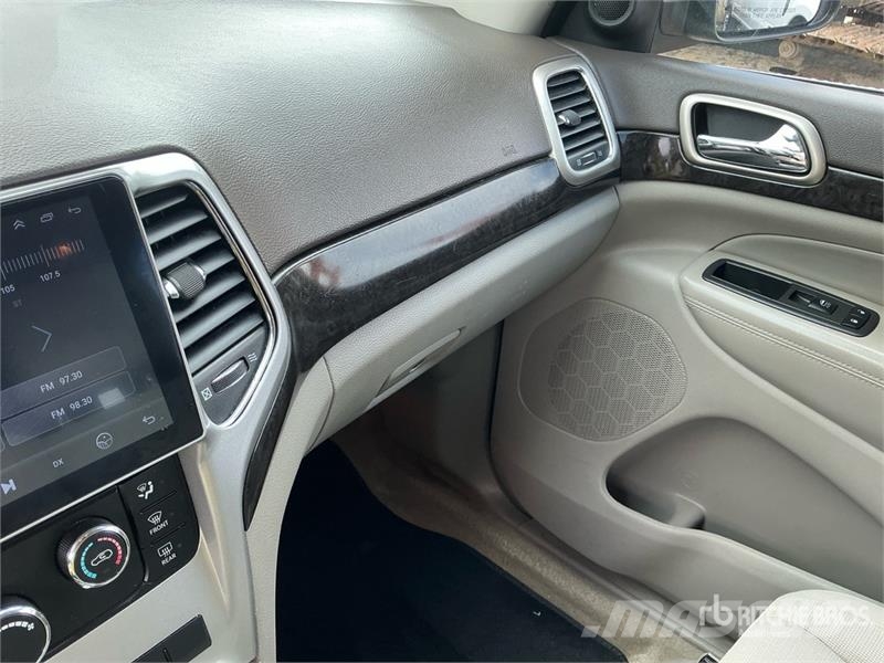 Jeep Grand Cherokee Laredo Avtomobili