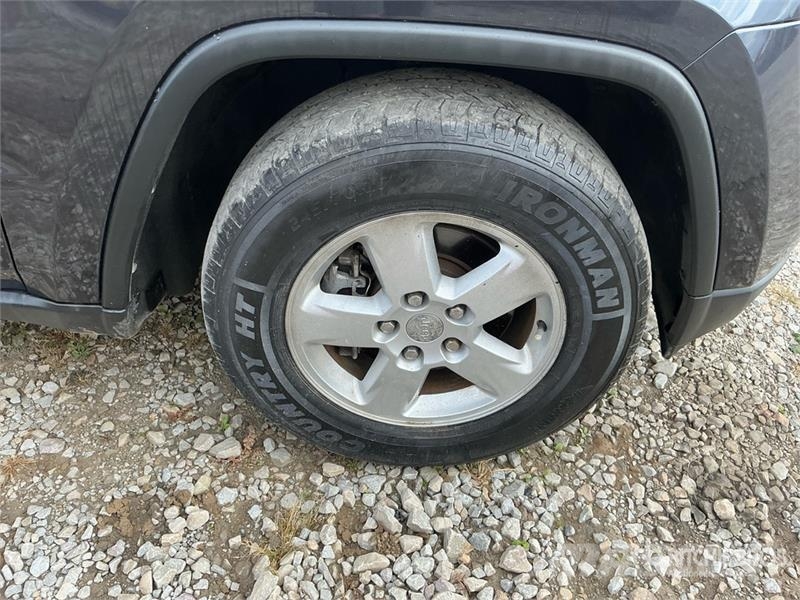 Jeep Grand Cherokee Laredo Avtomobili