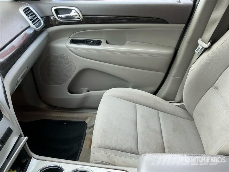 Jeep Grand Cherokee Laredo Avtomobili