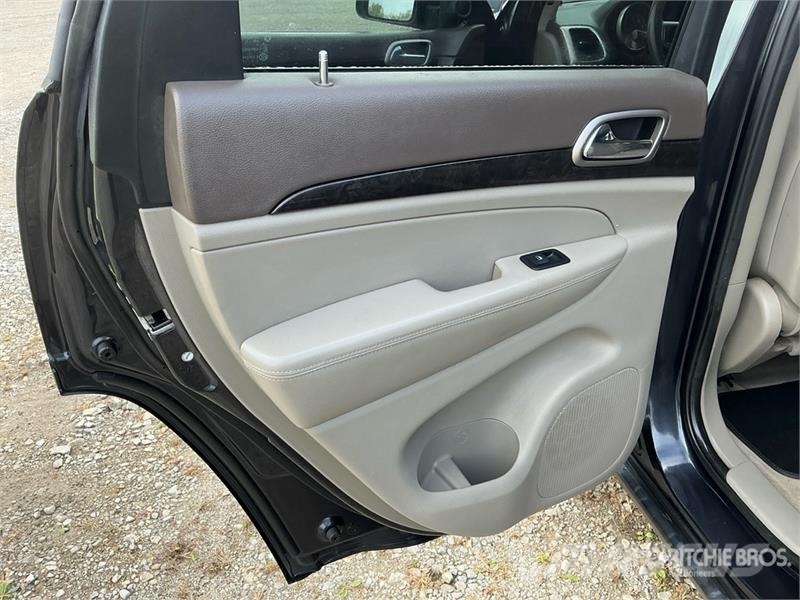 Jeep Grand Cherokee Laredo Avtomobili