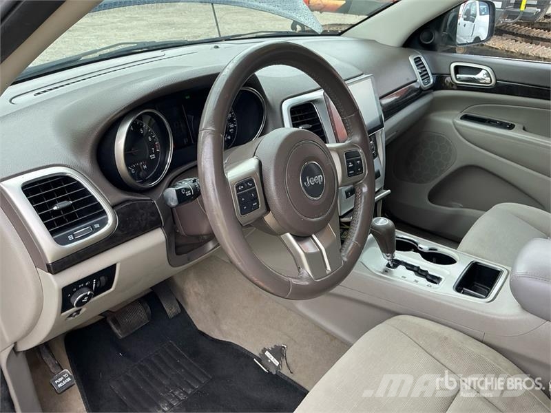 Jeep Grand Cherokee Laredo Avtomobili