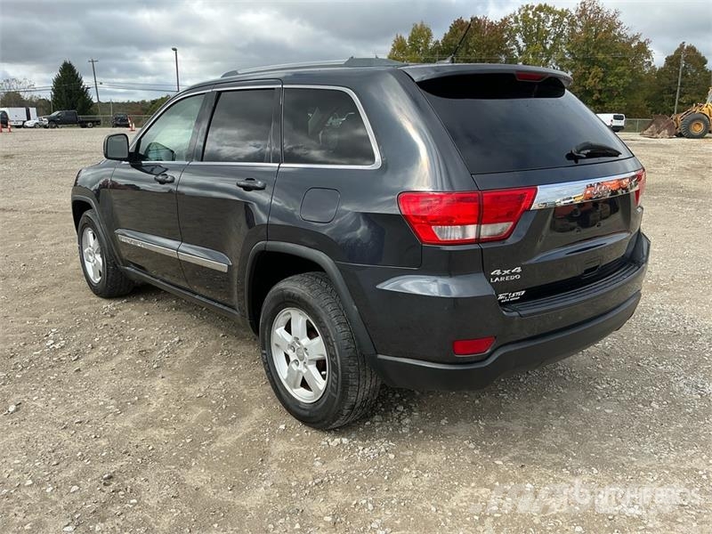Jeep Grand Cherokee Laredo Avtomobili