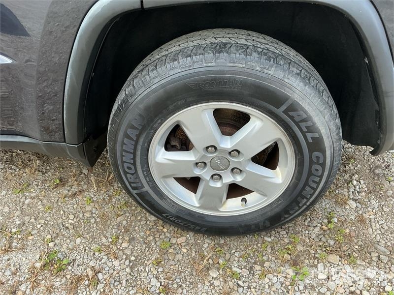 Jeep Grand Cherokee Laredo Avtomobili
