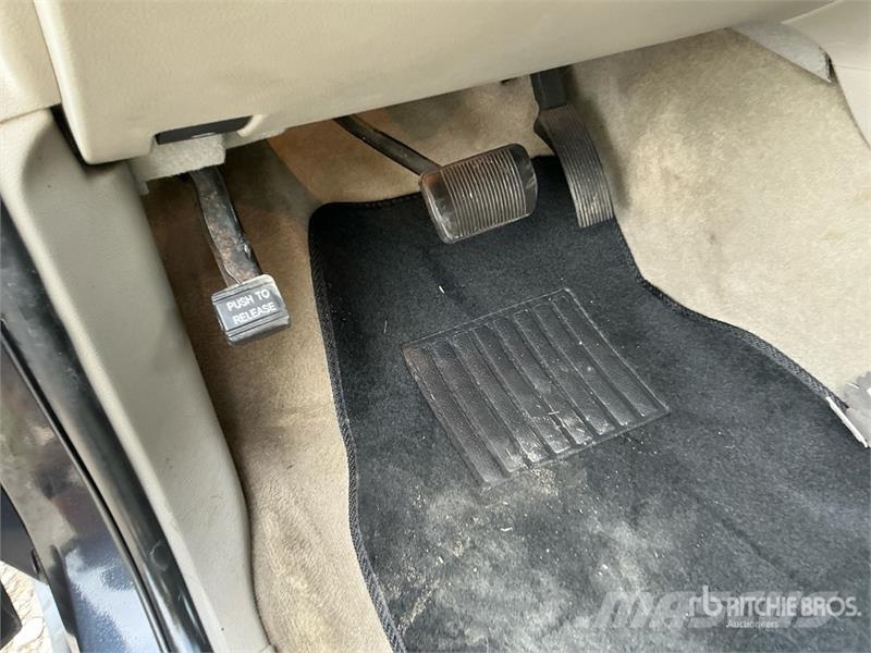 Jeep Grand Cherokee Laredo Avtomobili