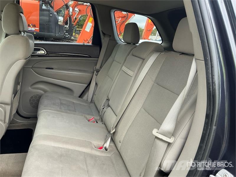 Jeep Grand Cherokee Laredo Avtomobili